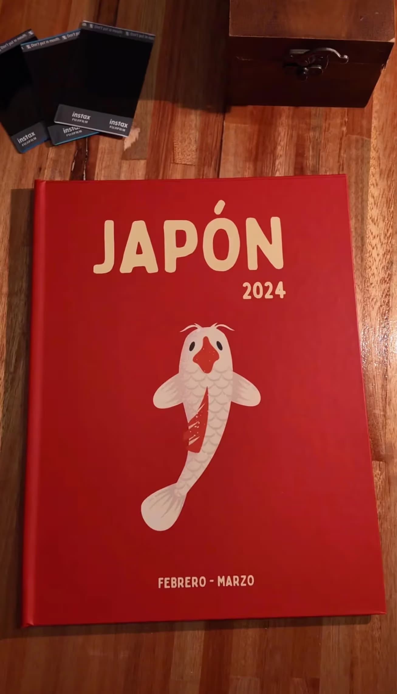 Fotolibro de hojas blandas con tapa roja de un viaje a Japón